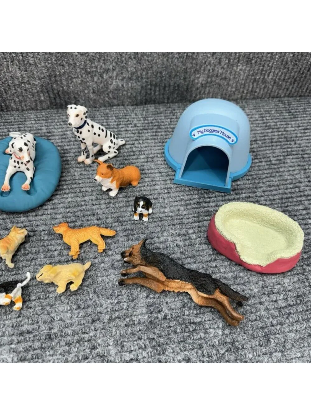 Vintage Keenway Dog & Cat Lot Of 20 Pieces Dog House Bed Puppy Kitten Toy Figure